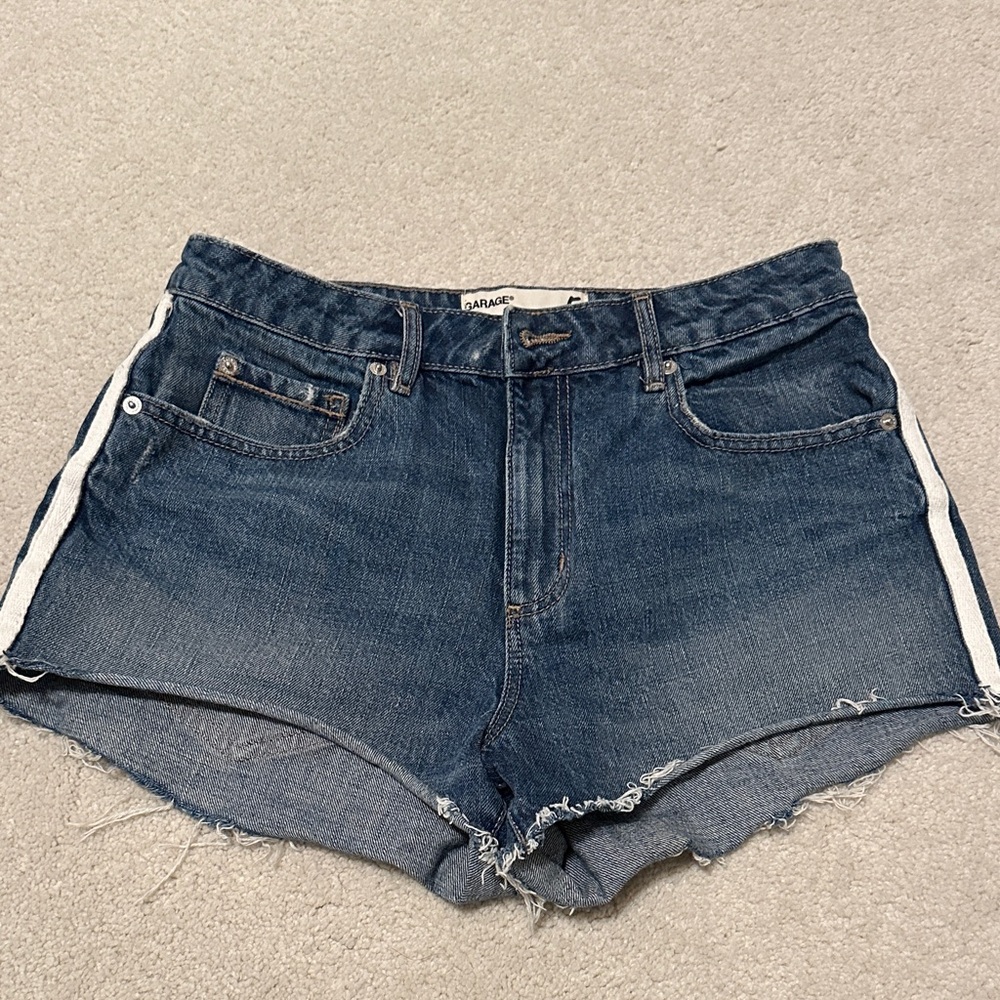 Festival shorts with white side stripe